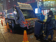 风雨中的橙色坚守：环卫工人如何守护城市洁净防线(图3)