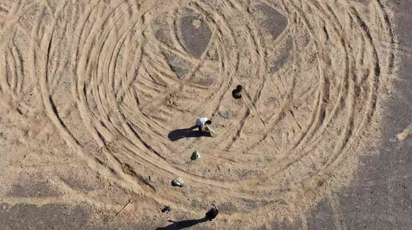 戈壁滩“为人民服务”标语修复纪实，守护历史地标与集体记忆(图3)