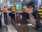 风雨中的橙色坚守：环卫工人如何守护城市洁净防线(图1)