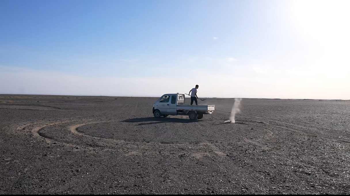 戈壁滩“为人民服务”标语修复纪实，守护历史地标与集体记忆(图4)